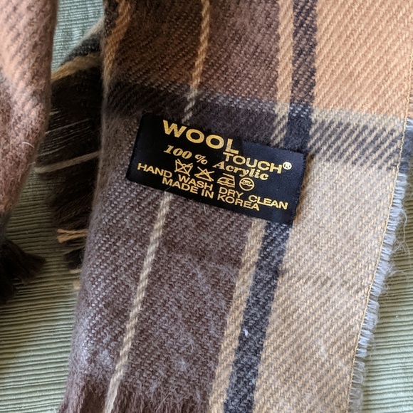 Plaid brown scarf. - Picture 2 of 7